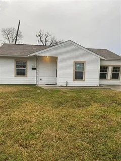 a front view of house with yard