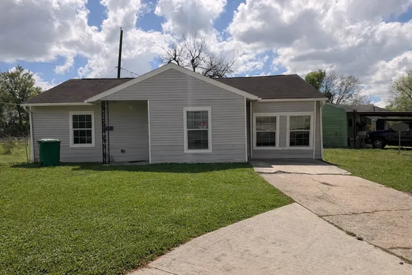 a front view of house with yard