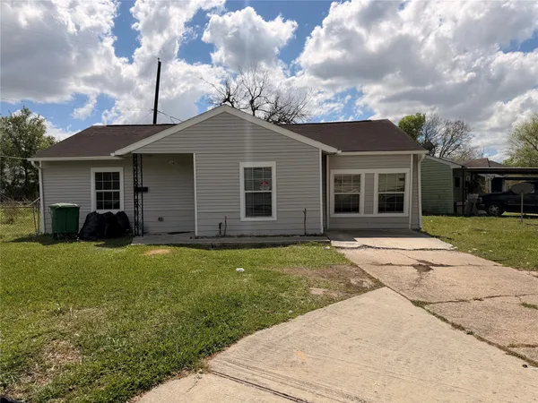a view of a yard in front of a house