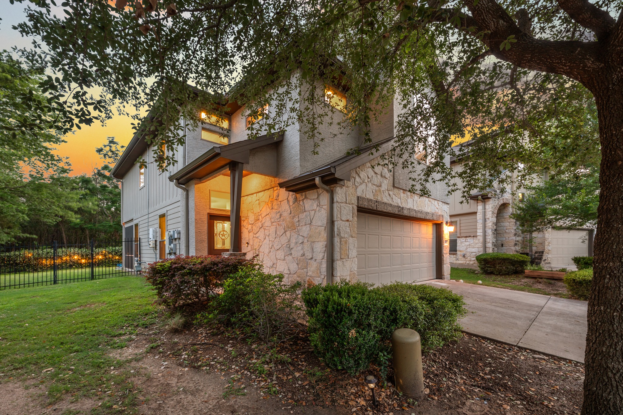 2101 Rivers Edge Way, Unit 19 Austin, TX 78741 - Photo 4 of 24 a backyard of a house with lots of green space