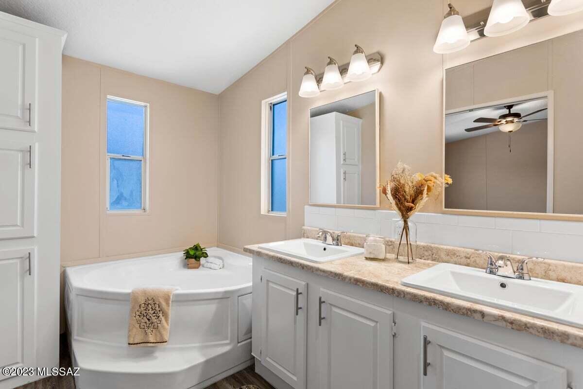 7725 North Van Ark Road Tucson, AZ 85743 - Photo 13 of 25 VA mstr bath