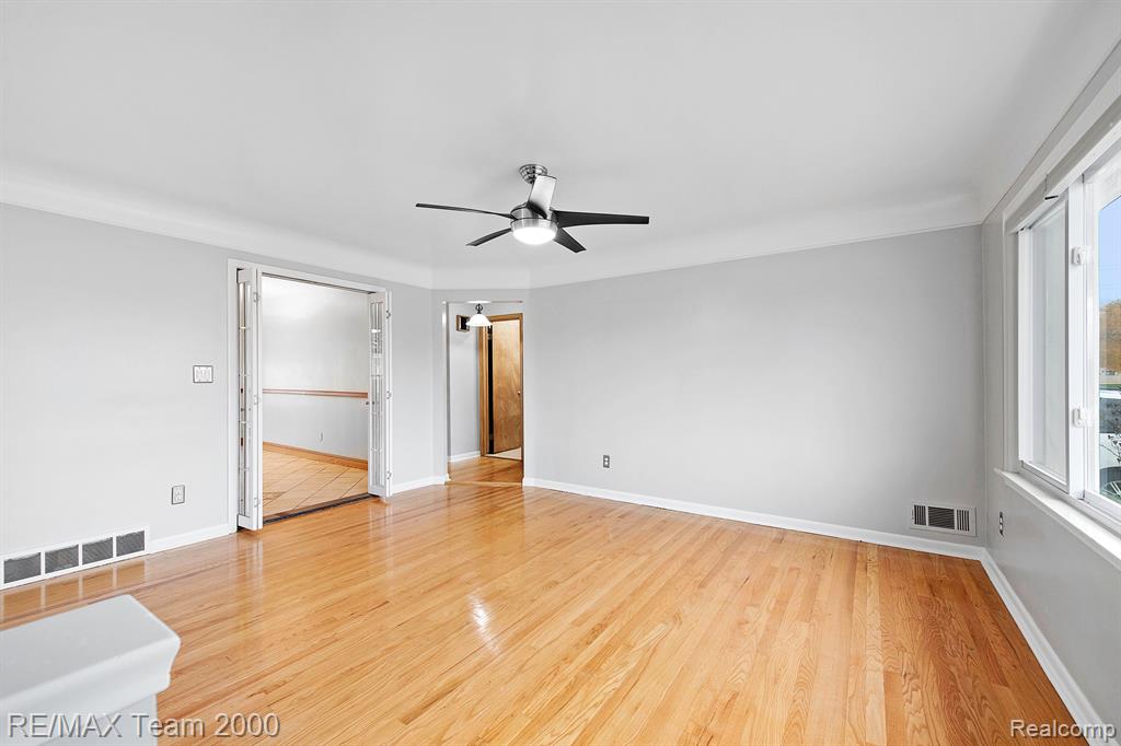 6409 Chase Road Dearborn, MI 48126 - Photo 6 of 25