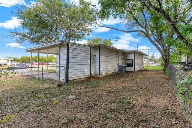 a view of a small yard under an tree
