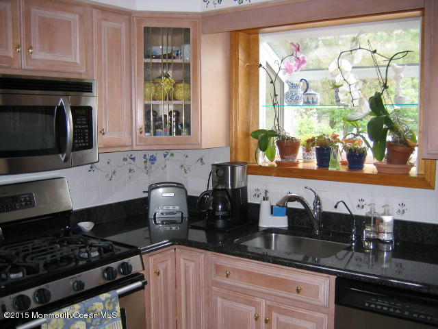 15 Remsen Drive Howell, NJ 07731 - Photo 6 of 19 Beautiful greenhouse window