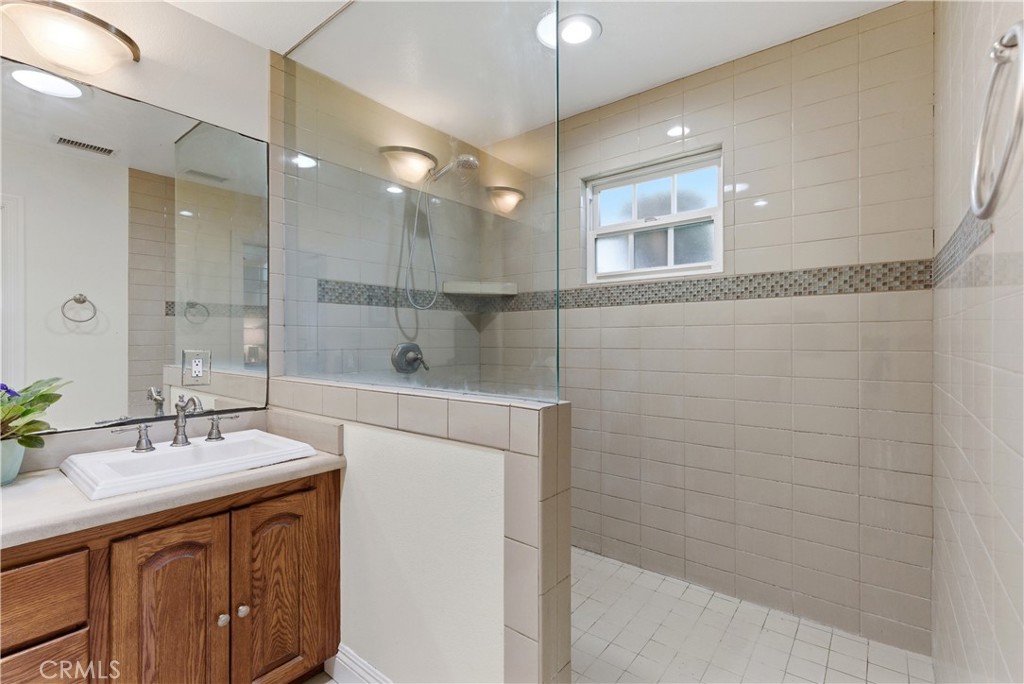 4357 Sunfield Avenue Long Beach, CA 90808 - Photo 21 of 34 Primary shower
