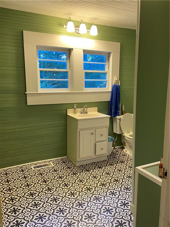 719 Arvil Hunt Road Lexington, NC 27295 - Photo 8 of 19 Bathroom