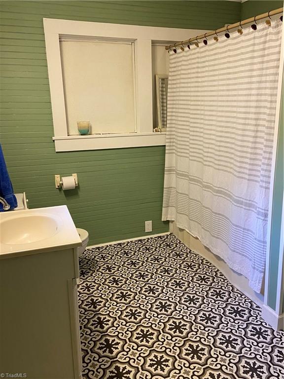 719 Arvil Hunt Road Lexington, NC 27295 - Photo 9 of 19 Bathroom