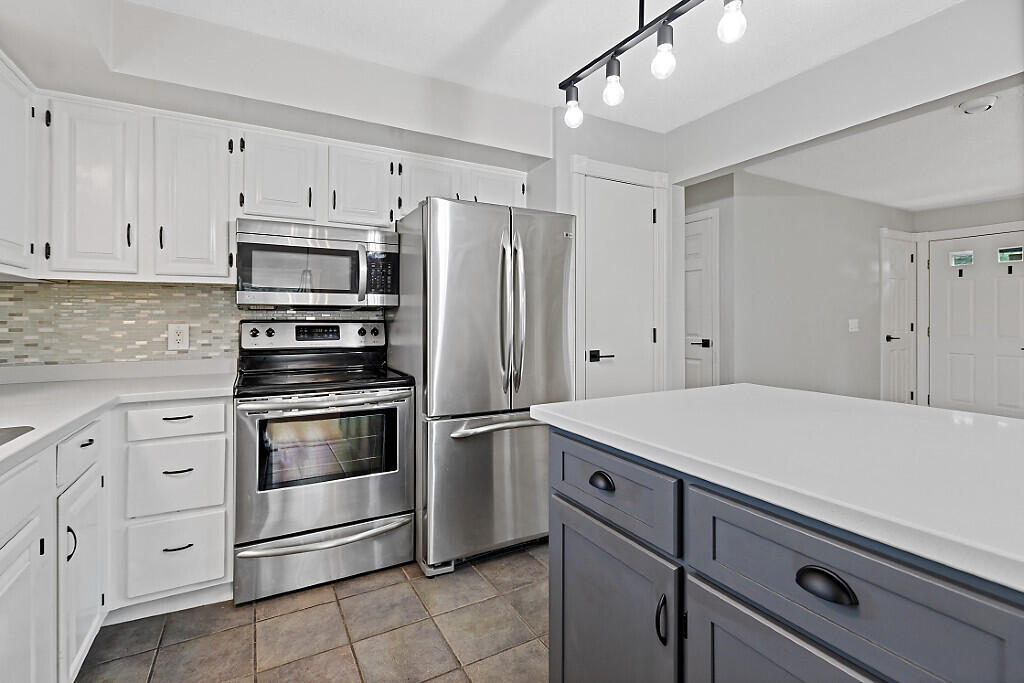 23 West Hill Road Gardiner, ME 04345 - Photo 2 of 42 17_BP5A4167_DxO_mls