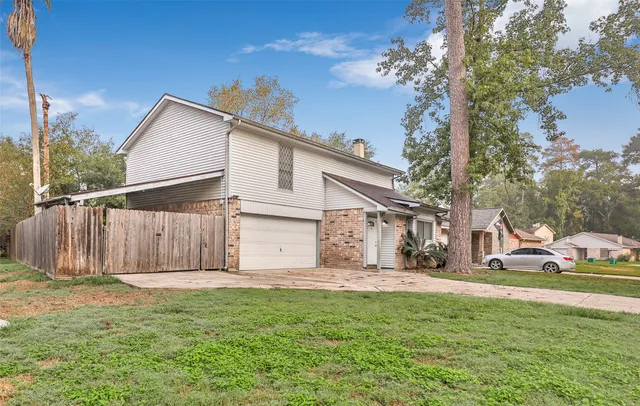 a view of a house with a yard