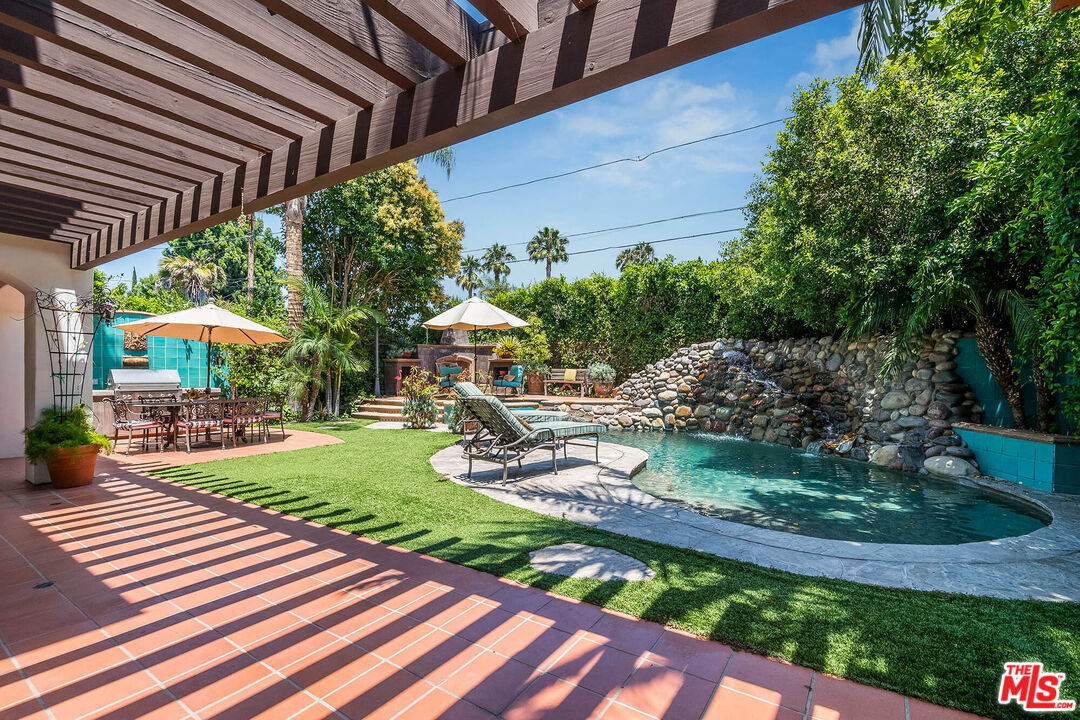 4520 Tyrone Avenue Sherman Oaks, CA 91423 - Photo 17 of 61 a view of a backyard with sitting area
