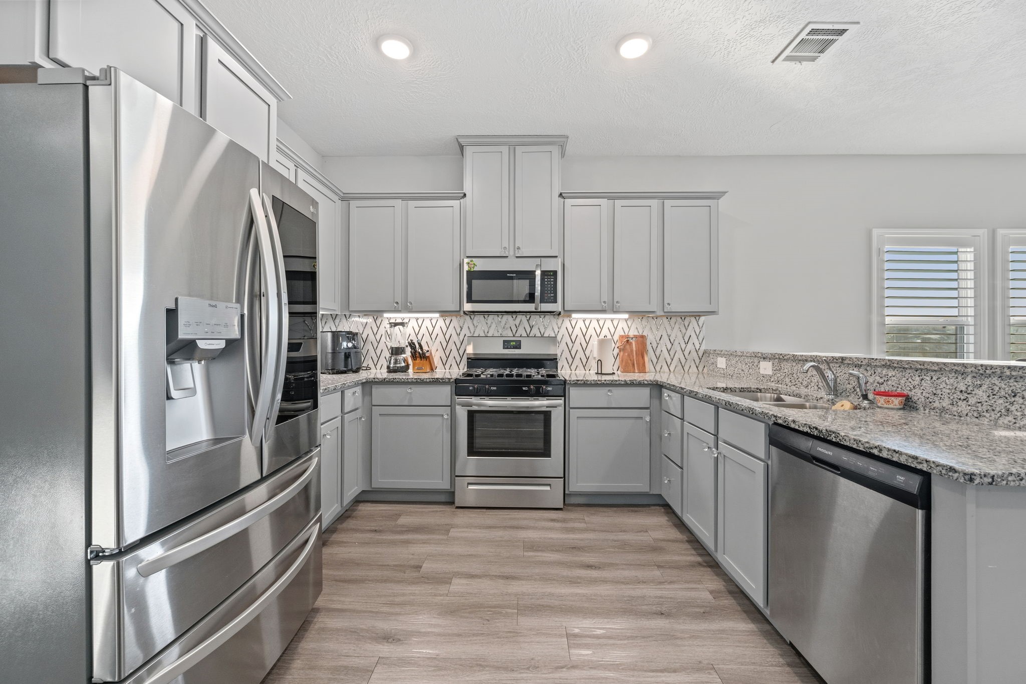 727 Road 5105 Cleveland, TX 77327 - Photo 3 of 22 a kitchen with granite countertop a refrigerator stove and sink