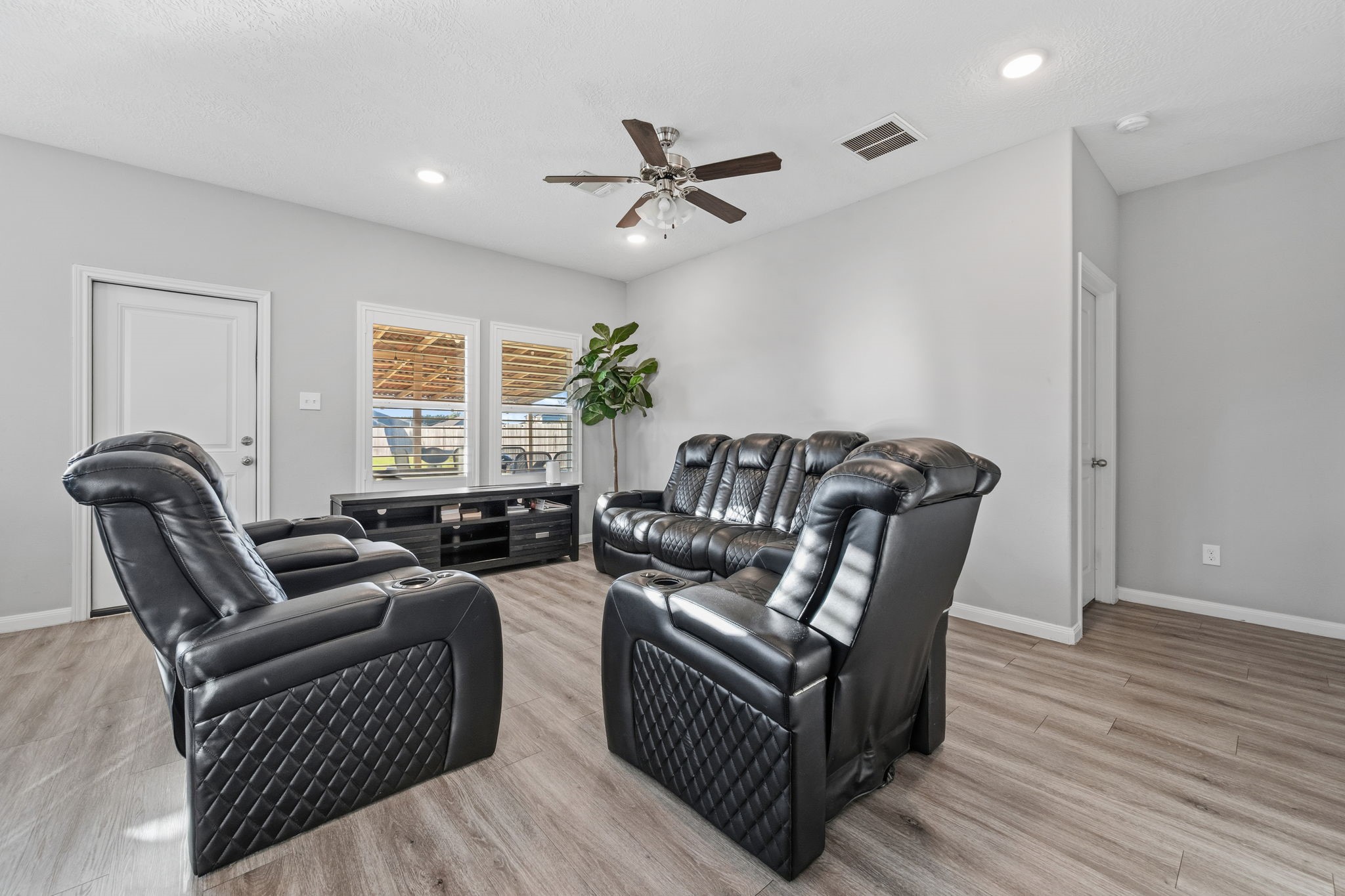 727 Road 5105 Cleveland, TX 77327 - Photo 6 of 22 a living room with furniture