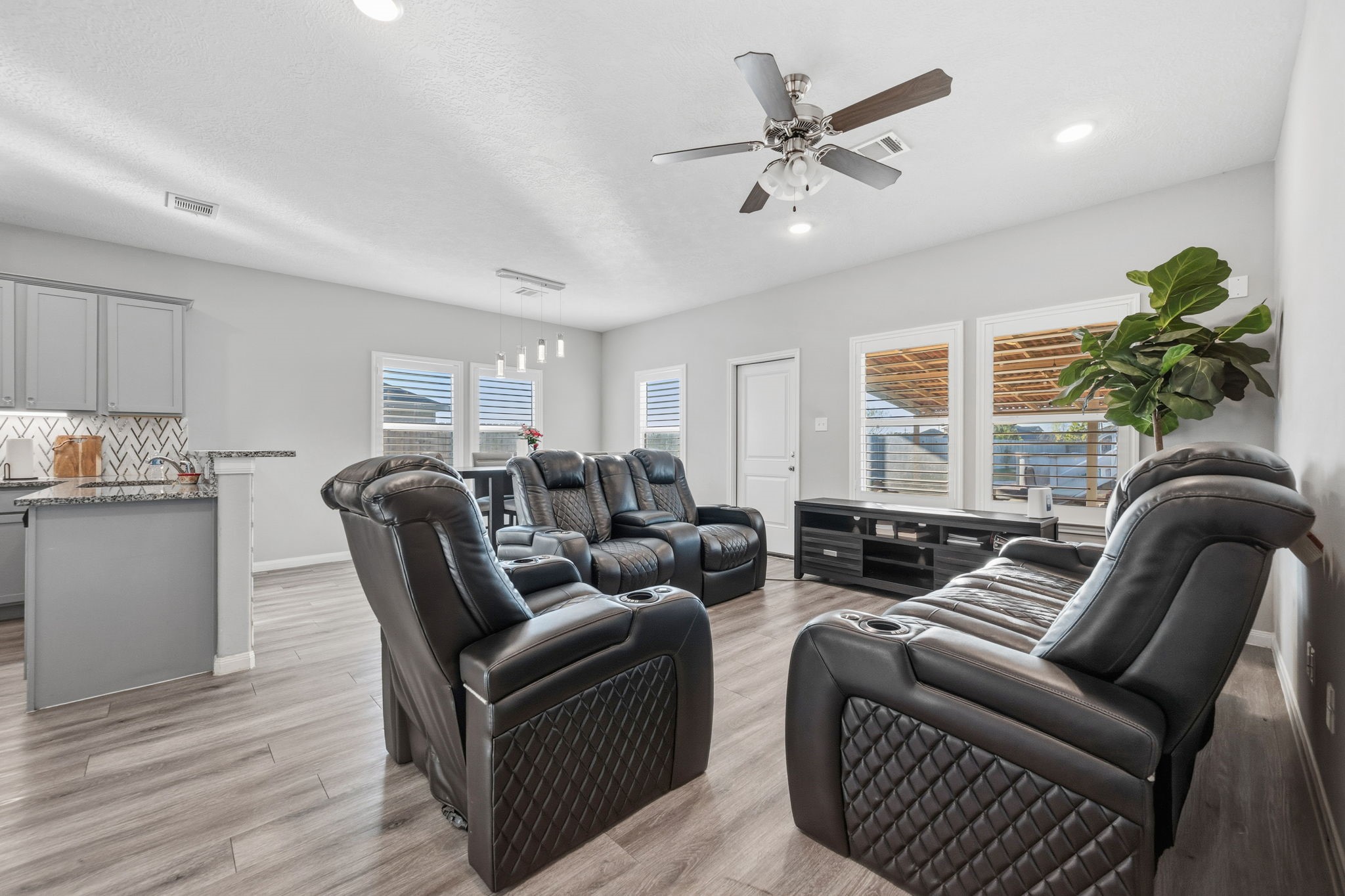 727 Road 5105 Cleveland, TX 77327 - Photo 7 of 22 a living room with furniture