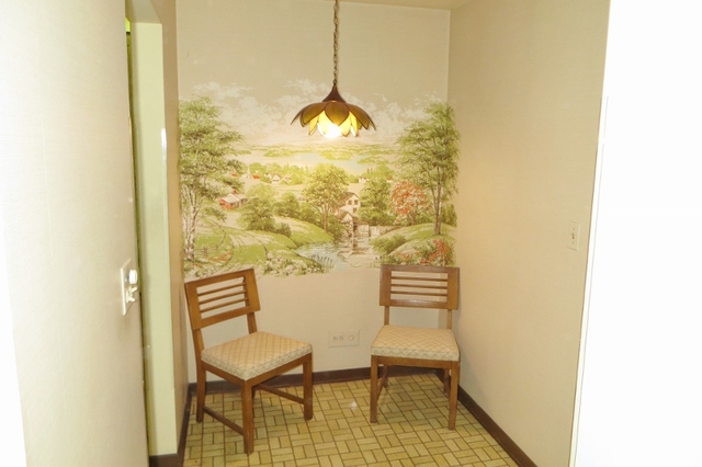 2600 Windsor Mall, Unit 3A Park Ridge, IL 60068 - Photo 11 of 18 a room with a wooden table and chairs