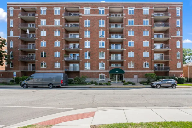 $349,900 | 395 Graceland Avenue, Unit 207, Des Plaines, IL 60016