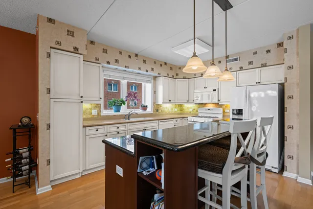 $349,900 | 395 Graceland Avenue, Unit 207, Des Plaines, IL 60016