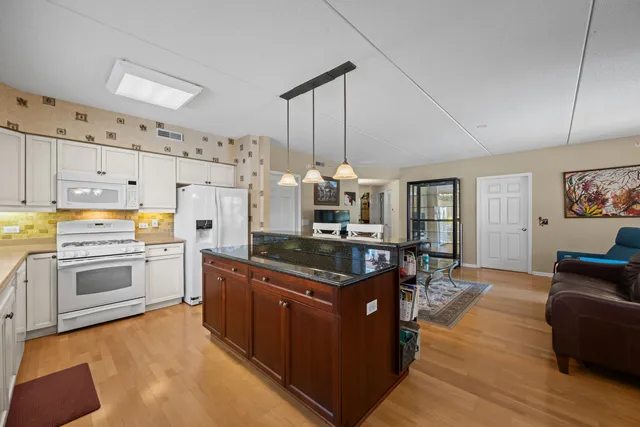 $349,900 | 395 Graceland Avenue, Unit 207, Des Plaines, IL 60016