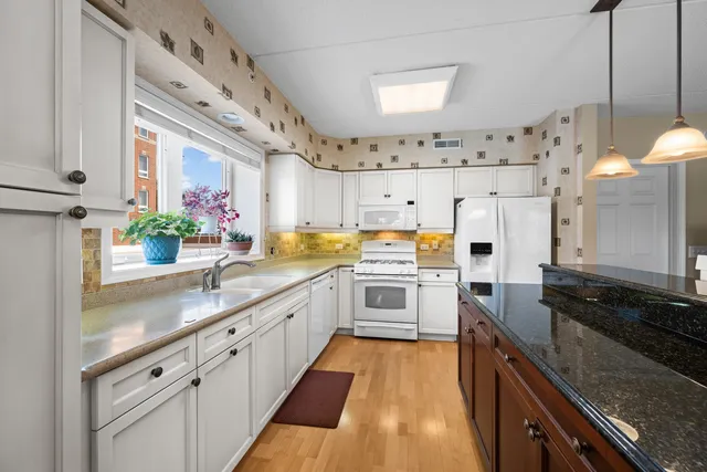 $349,900 | 395 Graceland Avenue, Unit 207, Des Plaines, IL 60016