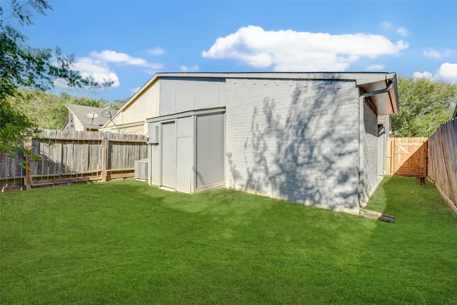 a view of backyard with garden