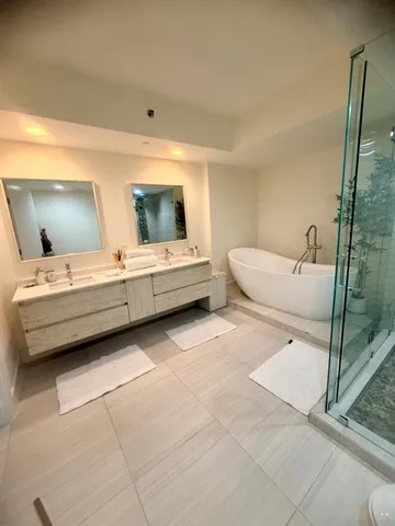 a en suite bathroom with a double vanity sink and mirror