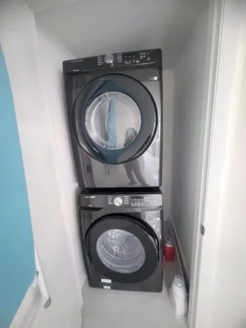 a close up view of washer and dryer