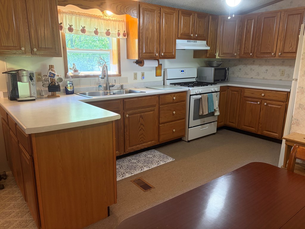 16148 Holbrook Road Pleasantville, PA 16341 - Photo 3 of 33