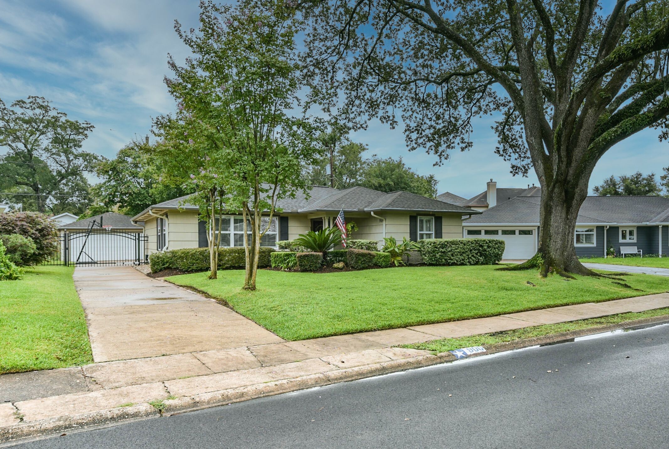 906 Bay Oaks Road Houston, TX 77008 - Photo 2 of 26 This quintessential 1950's home in Timbergrove Manor is situated on a sprawling 9,150 square foot lot with gorgeous mature trees.