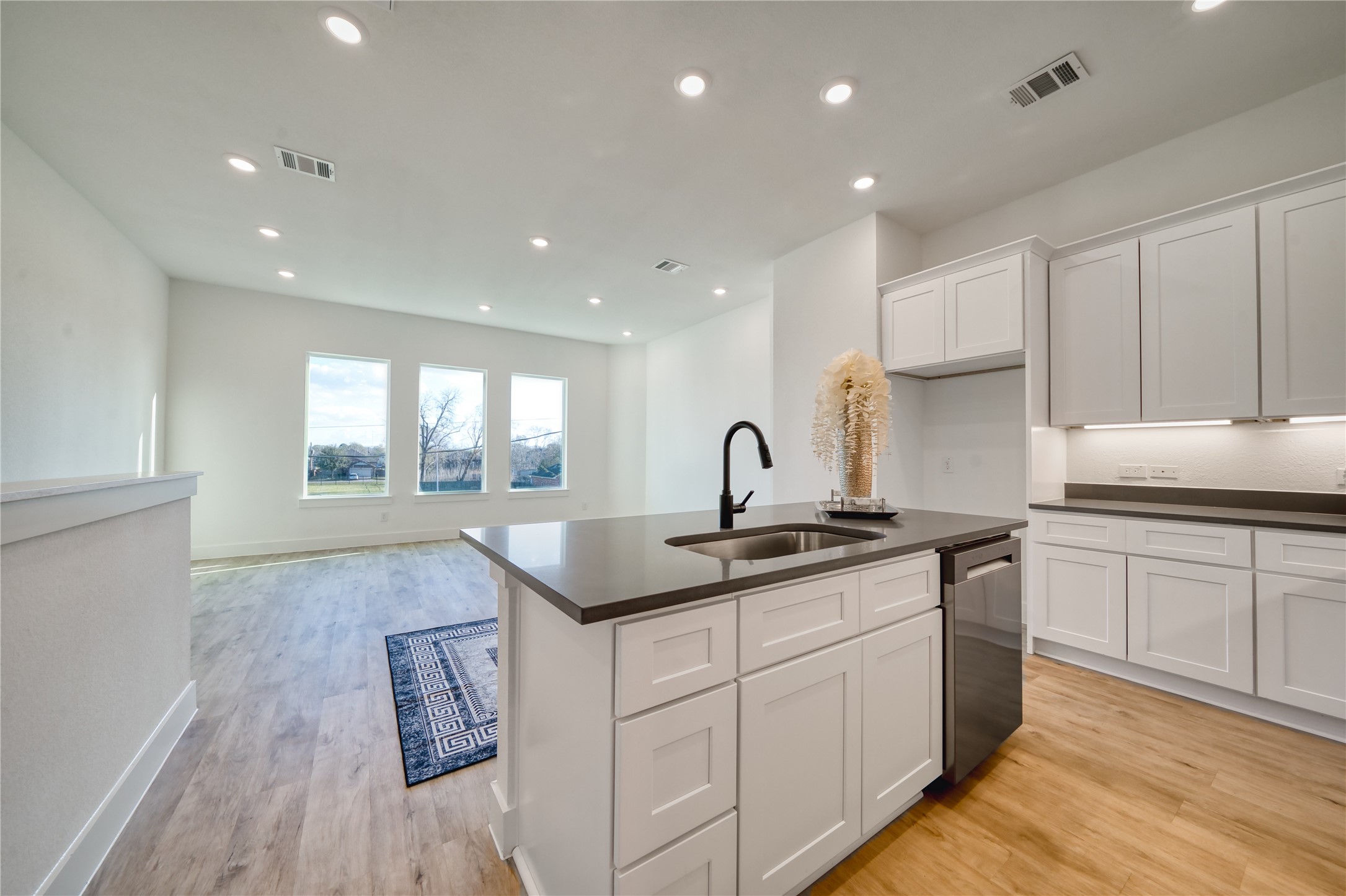 5324 Rue Street Houston, TX 77033 - Photo 10 of 28 Large windows