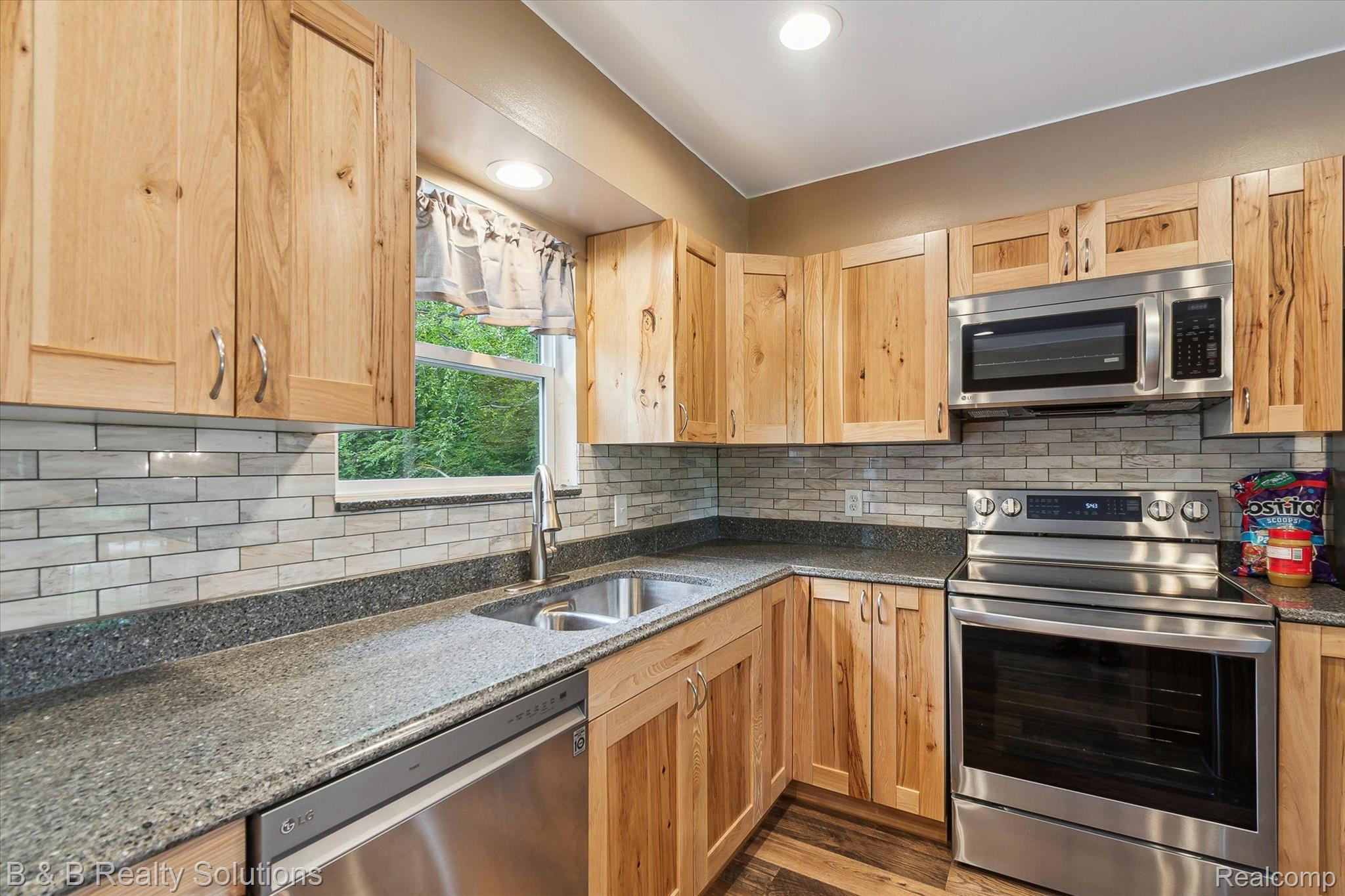 557 Barnes Lake Road Columbiaville, MI 48421 - Photo 12 of 64 Gallery Image 12
