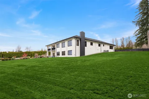 a view of a house with backyard and garden