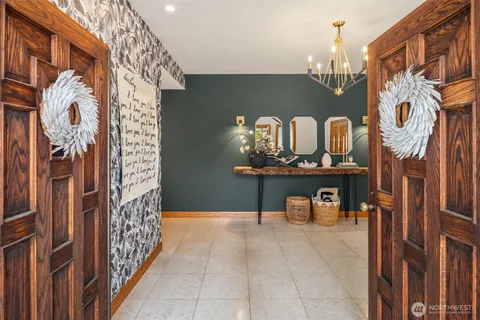 a view of entryway with a