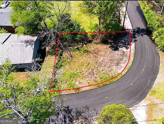a view of a backyard with fountain