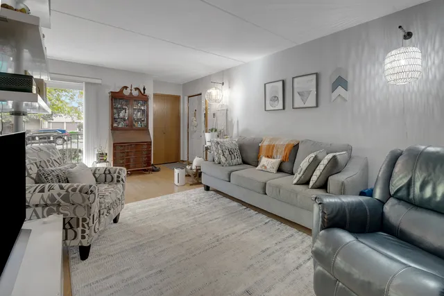 $229,900 | 17961 Royal Oak Court, Unit 1S, Tinley Park, IL 60477