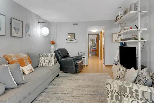 $229,900 | 17961 Royal Oak Court, Unit 1S, Tinley Park, IL 60477