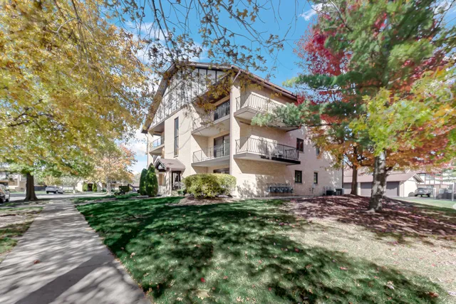 $229,900 | 17961 Royal Oak Court, Unit 1S, Tinley Park, IL 60477