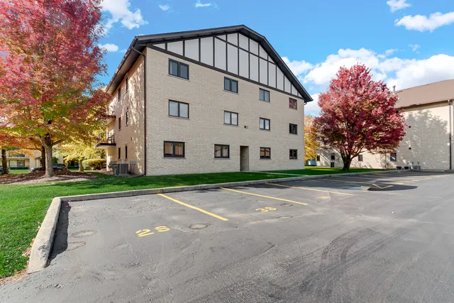$229,900 | 17961 Royal Oak Court, Unit 1S, Tinley Park, IL 60477