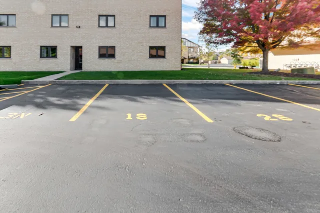 $229,900 | 17961 Royal Oak Court, Unit 1S, Tinley Park, IL 60477