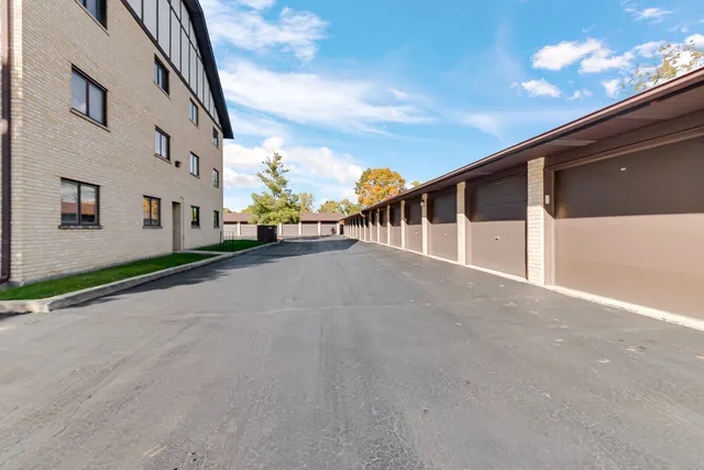 $229,900 | 17961 Royal Oak Court, Unit 1S, Tinley Park, IL 60477