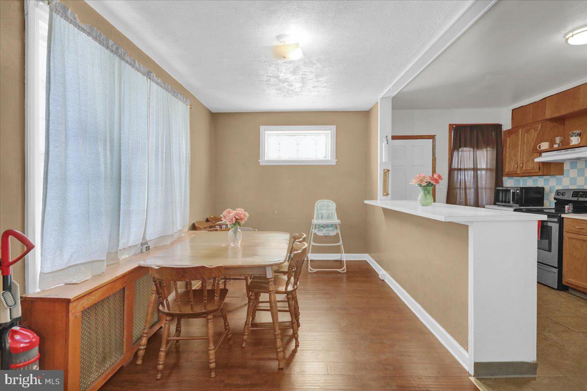 224 Hanley Place Reading, PA 19611 - Photo 8 of 19 a dining room with furniture and window