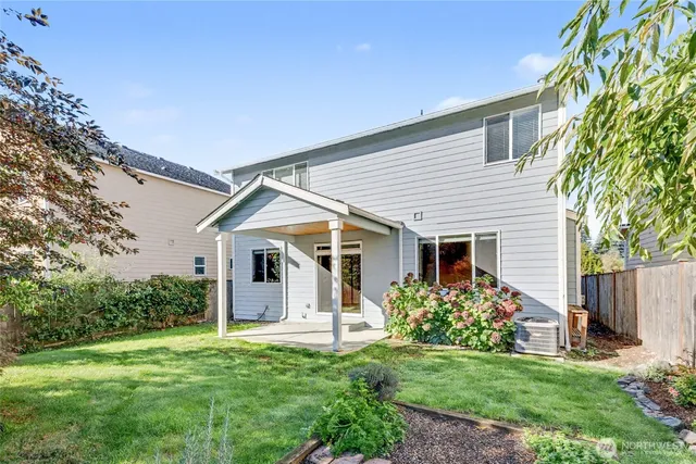 a view of a house with backyard and garden