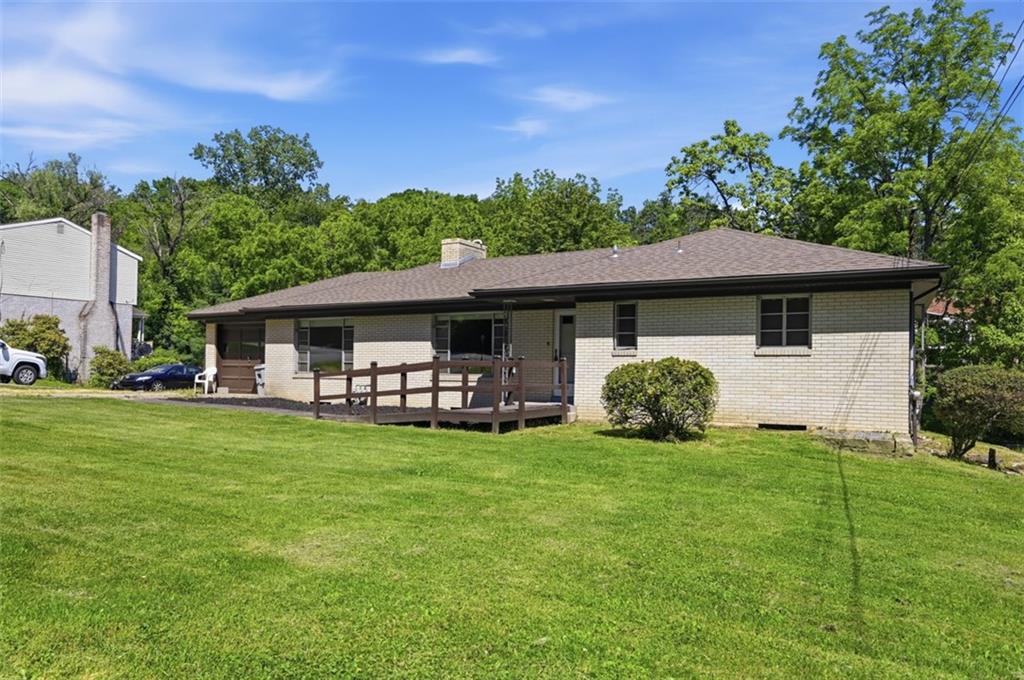 524 McElheny Road Glenshaw, PA 15116 - Photo 2 of 41 a front view of a house with garden
