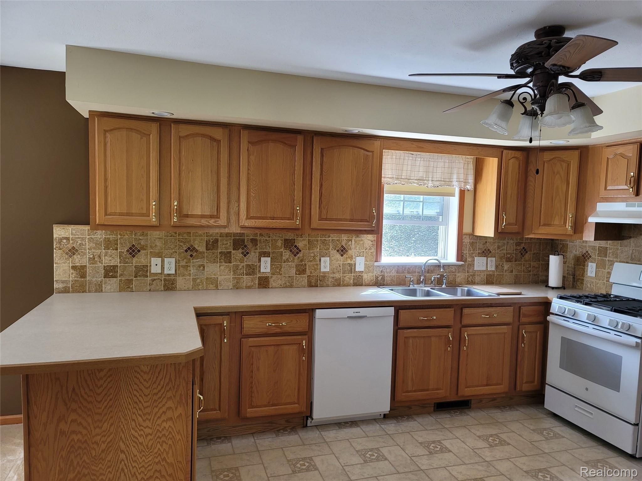 4372 Ridge Court Pinckney, MI 48169 - Photo 9 of 34 20200830_144842.jpg