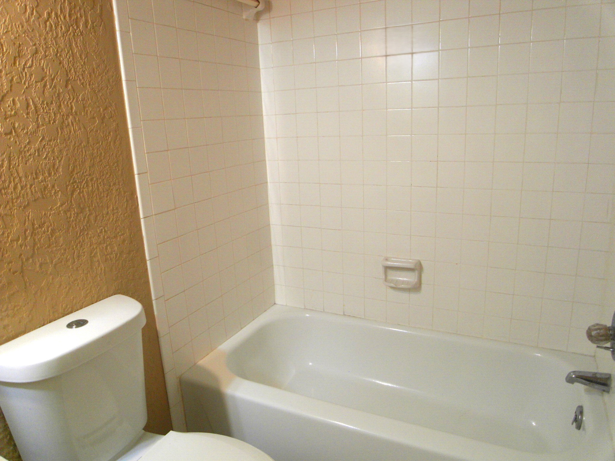 14911 Wunderlich Drive, Unit 1108 Houston, TX 77069 - Photo 14 of 26 a bathroom with a bathtub and a toilet