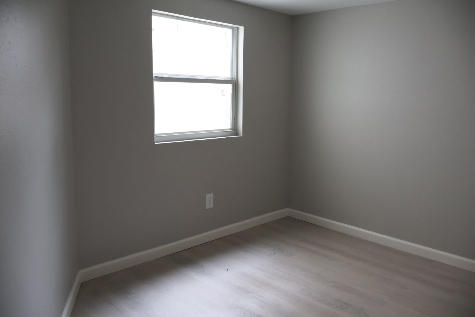 7515 Bayway Drive, Unit 5 Baytown, TX 77520 - Photo 8 of 11 an empty room with a window