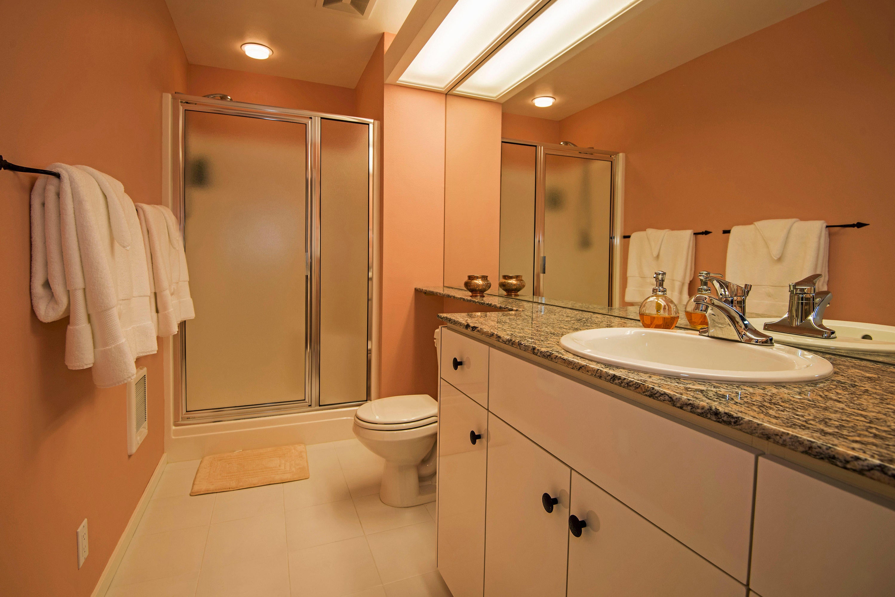 13853 Bishops Cap, Unit EM 29 Black Butte Ranch, OR 97759 - Photo 21 of 23 Full bath