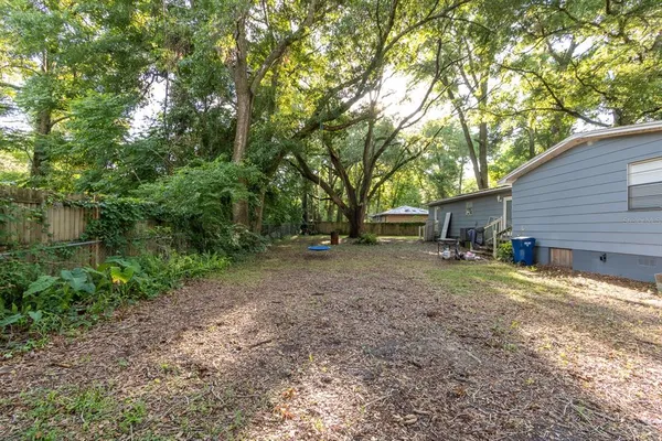 a view of a house with backyard