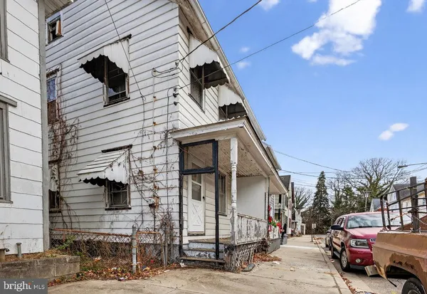 a view of a car park in front of house