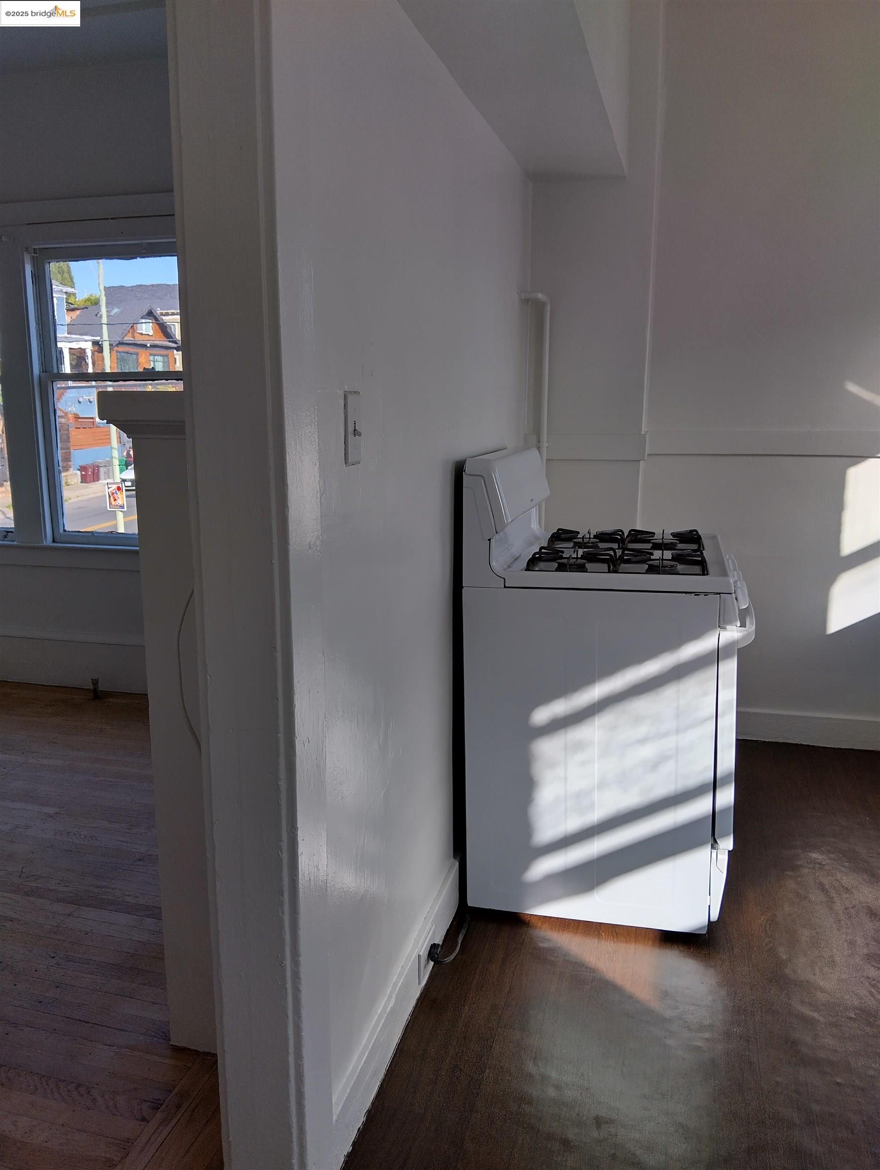 847 East 18th Street Oakland, CA 94606 - Photo 14 of 60 a storage room with a stove