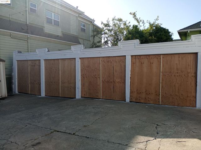 a view of a back yard