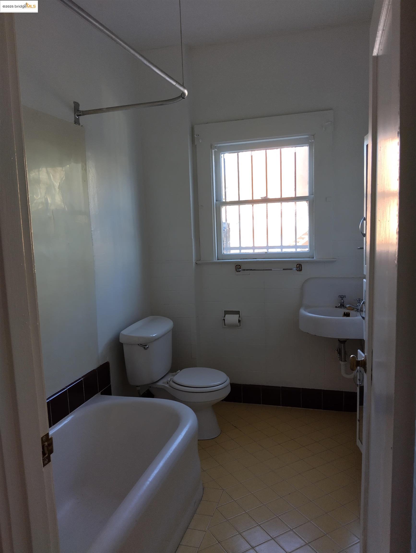 847 East 18th Street Oakland, CA 94606 - Photo 58 of 60 a bathroom with a toilet sink and shower